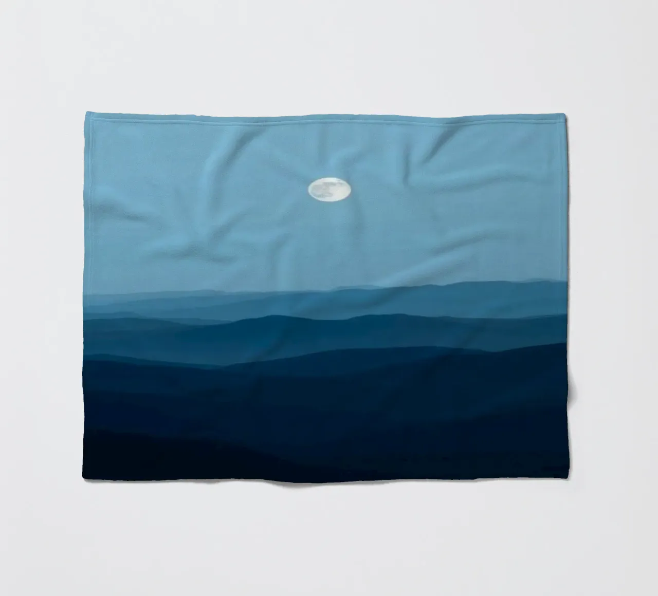 L'abbraccio della serenità: Un'alba di mezzanotte coperta in pile da Artistic-shop