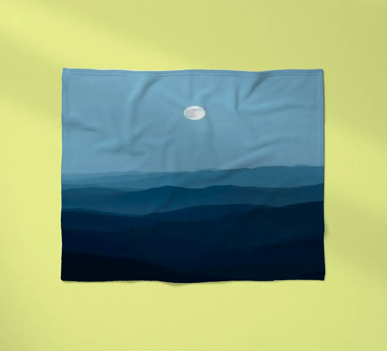 L'abbraccio della serenità: Un'alba di mezzanotte coperta in pile da Artistic-shop