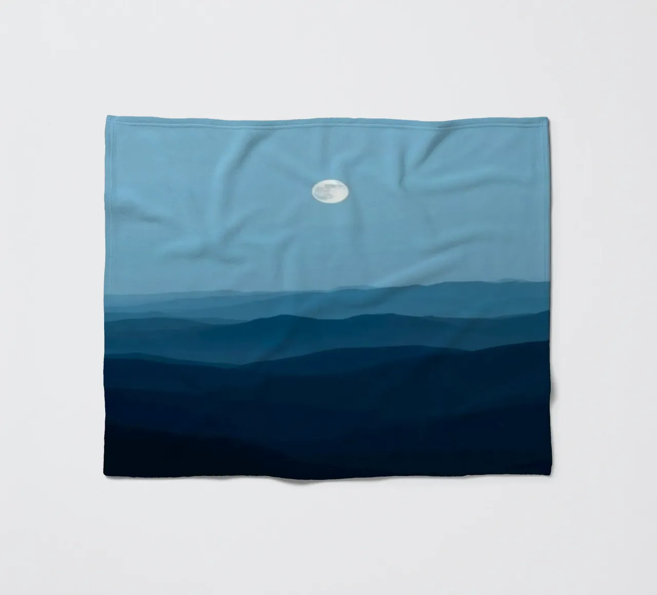 L'abbraccio della serenità: Un'alba di mezzanotte coperta in pile da Artistic-shop