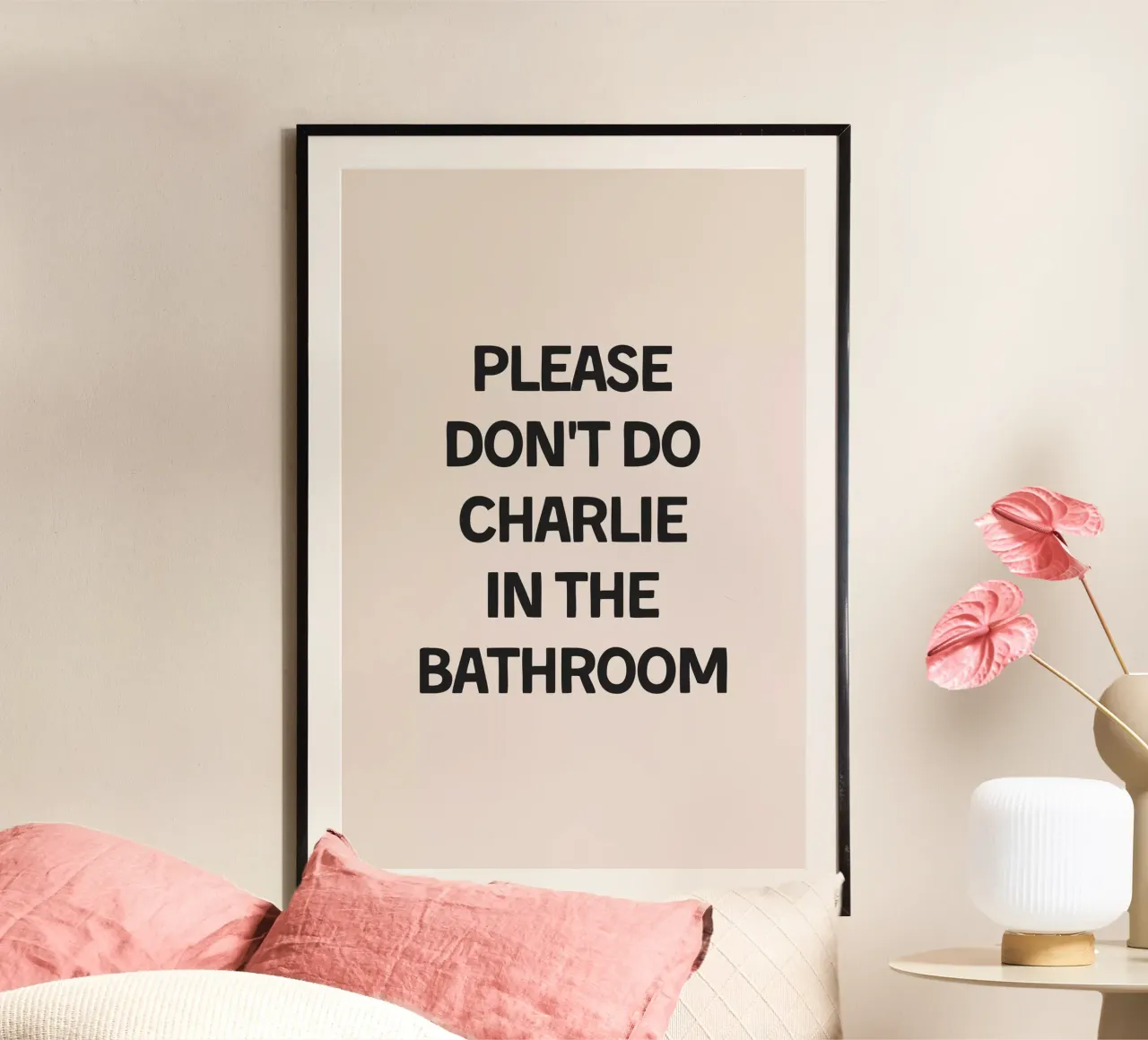 Don't Do Charlie In The Bathroom poster con telaio in legno da Mottos by Sinan Saydik
