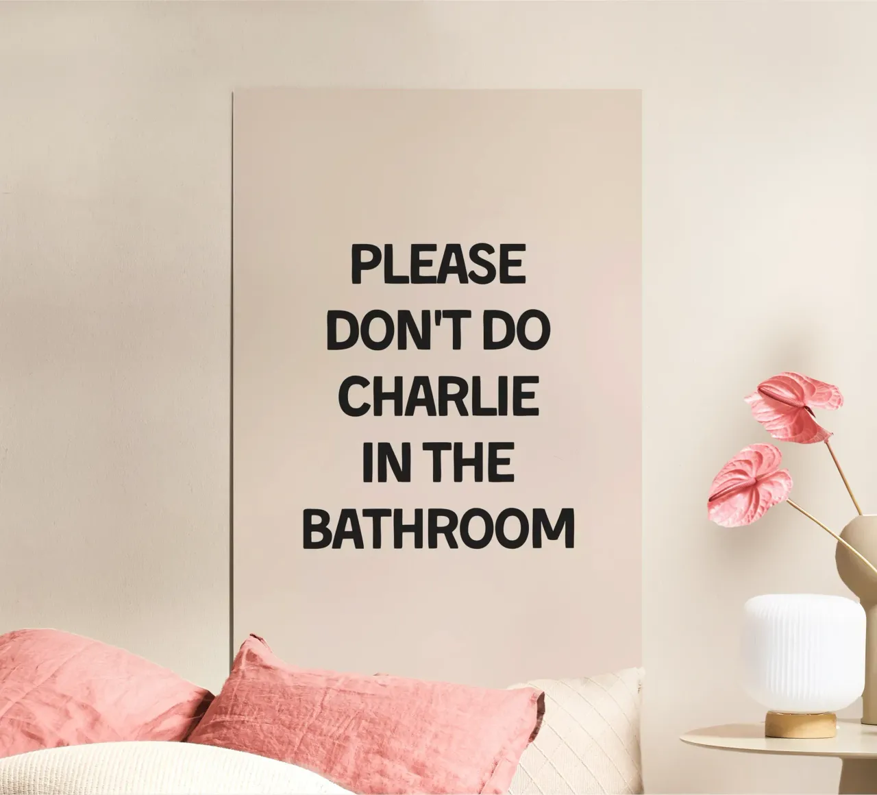 Don't Do Charlie In The Bathroom poster con telaio in legno da Mottos by Sinan Saydik
