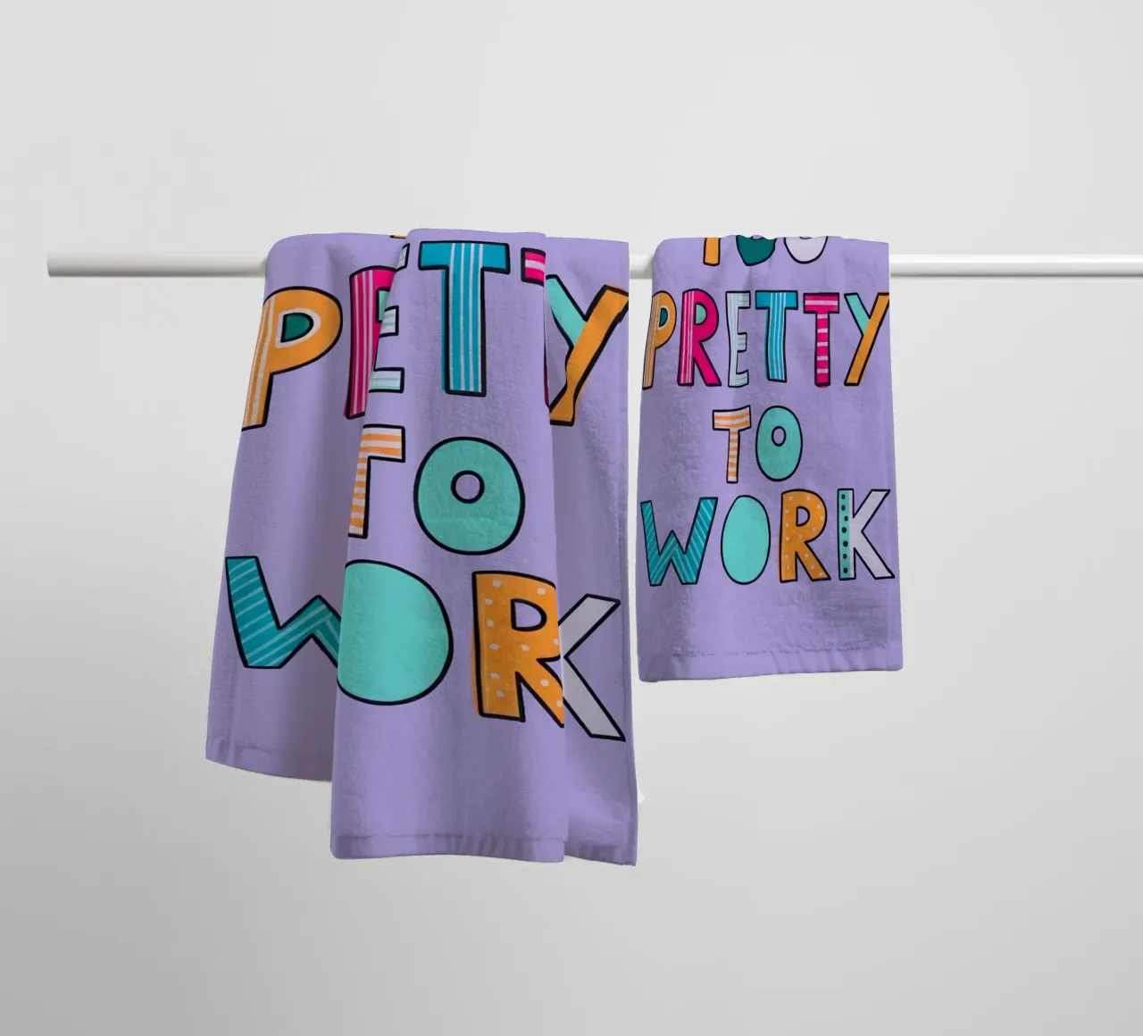 Too Pretty To Work asciugamano da bagno da Attaboy Dsgn