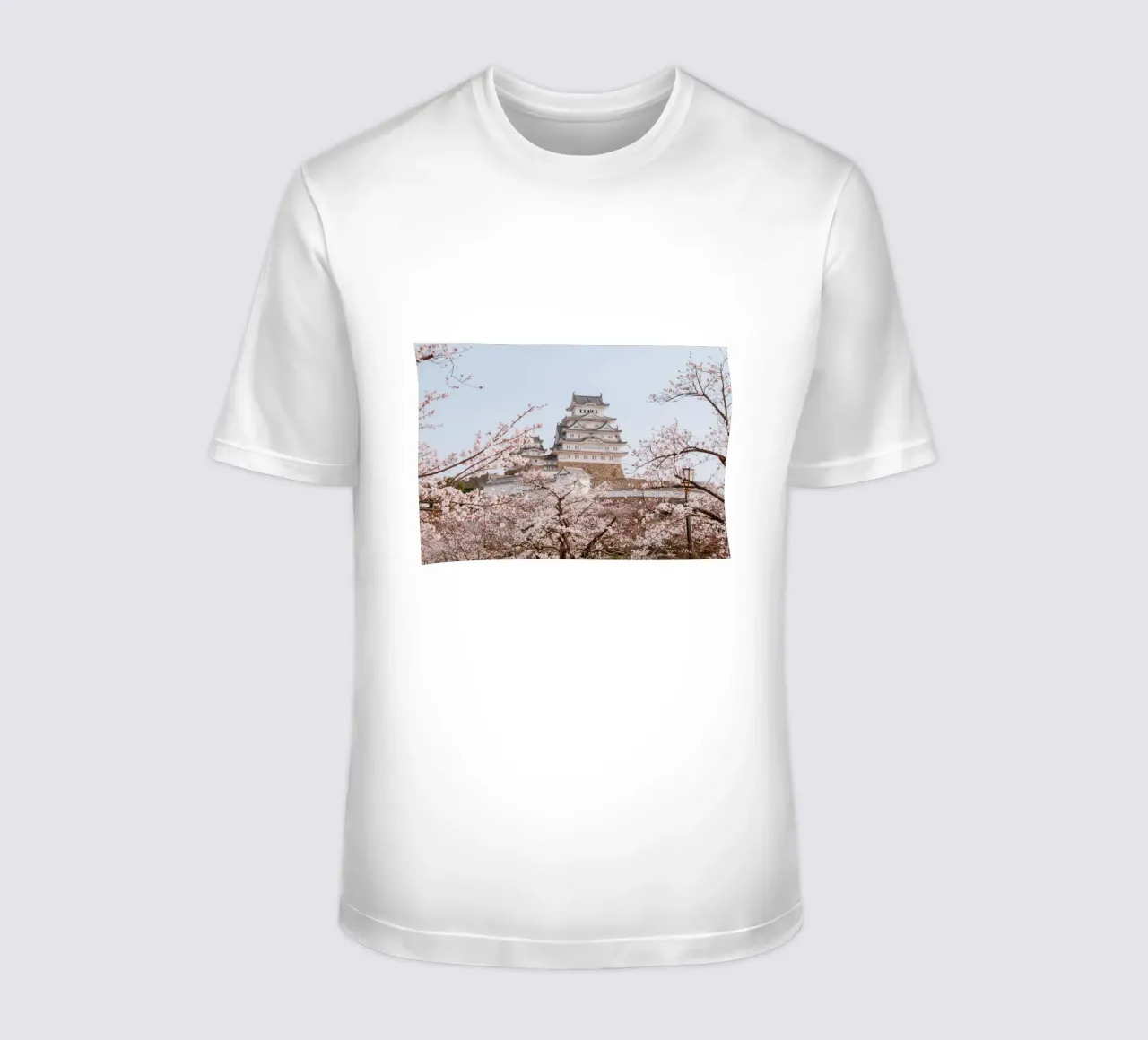 I ciliegi in fiore del castello di Himeji, Giappone t-shirt da Marcel Bisig