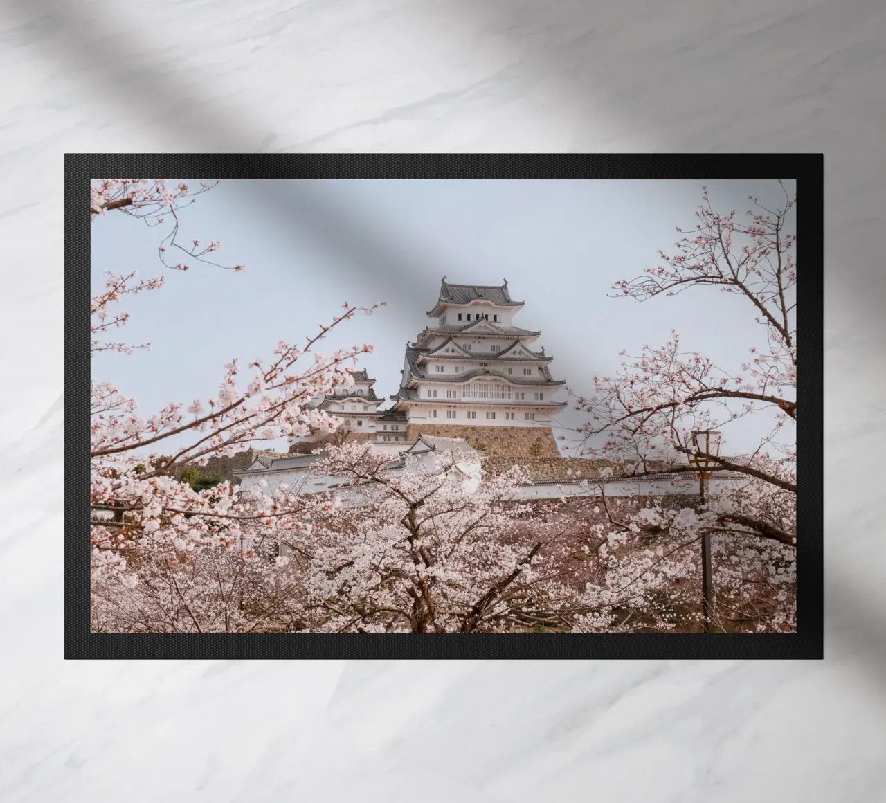I ciliegi in fiore del castello di Himeji, Giappone zerbino da Marcel Bisig