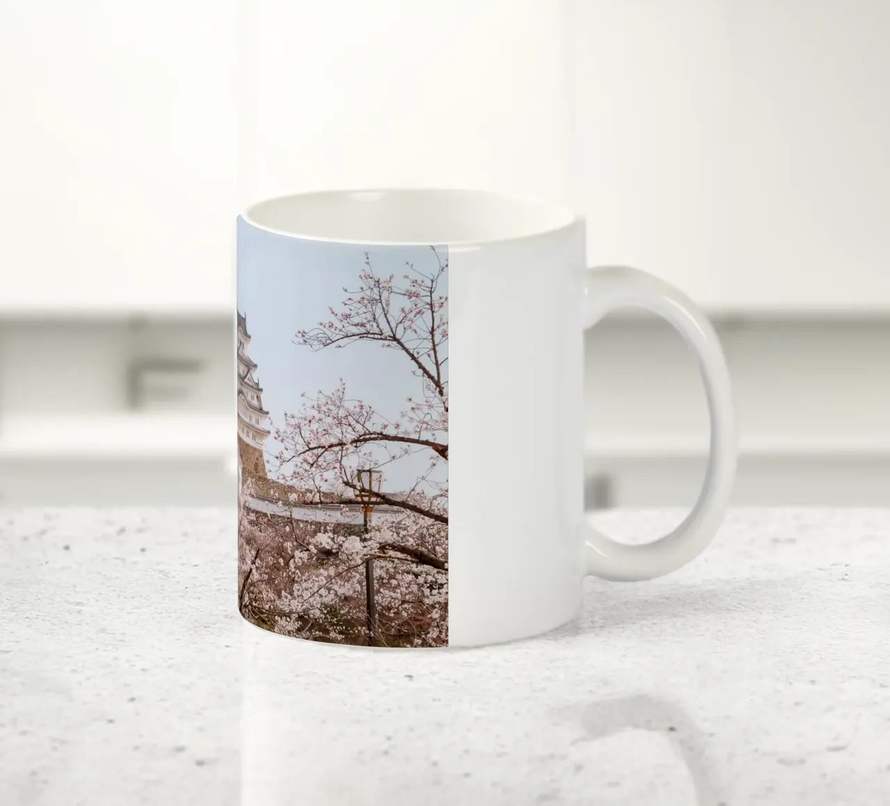 I ciliegi in fiore del castello di Himeji, Giappone tazza in ceramica da Marcel Bisig