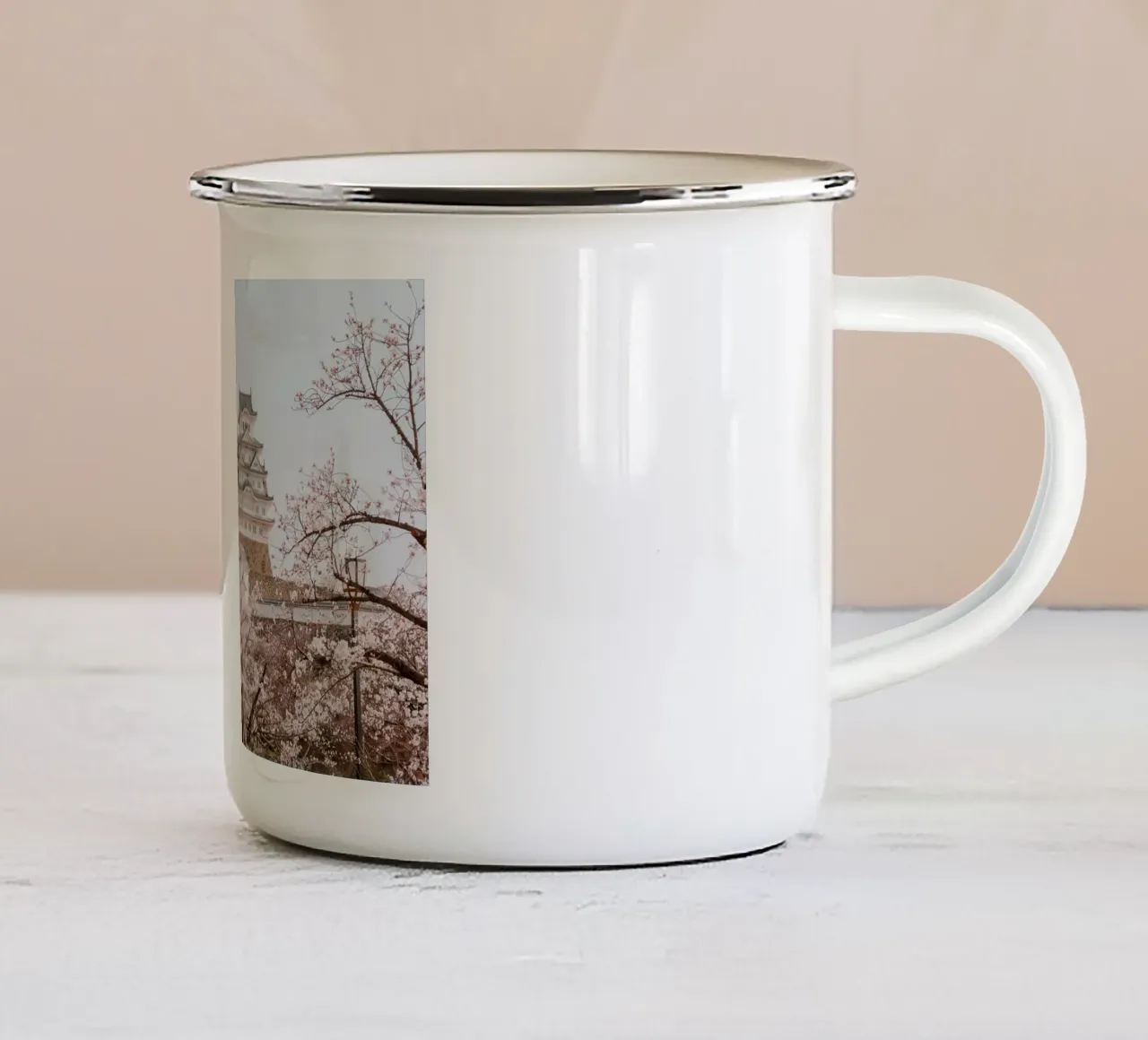 I ciliegi in fiore del castello di Himeji, Giappone tazza in smalto da Marcel Bisig