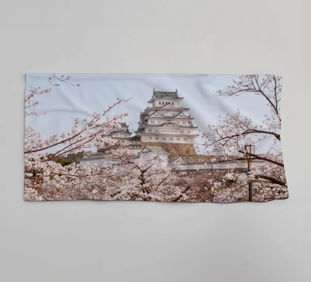 I ciliegi in fiore del castello di Himeji, Giappone asciugamano da bagno da Marcel Bisig
