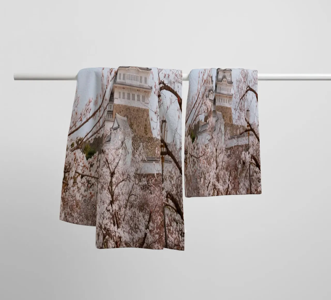 I ciliegi in fiore del castello di Himeji, Giappone asciugamano da bagno da Marcel Bisig