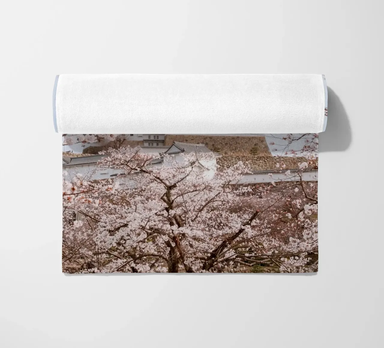 I ciliegi in fiore del castello di Himeji, Giappone telo mare da Marcel Bisig
