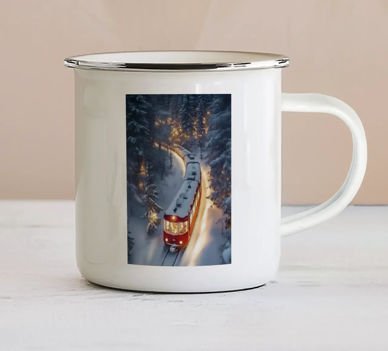 Treno invernale nella foresta di luci - Magia del Natale tazza in smalto da Studio Vibe