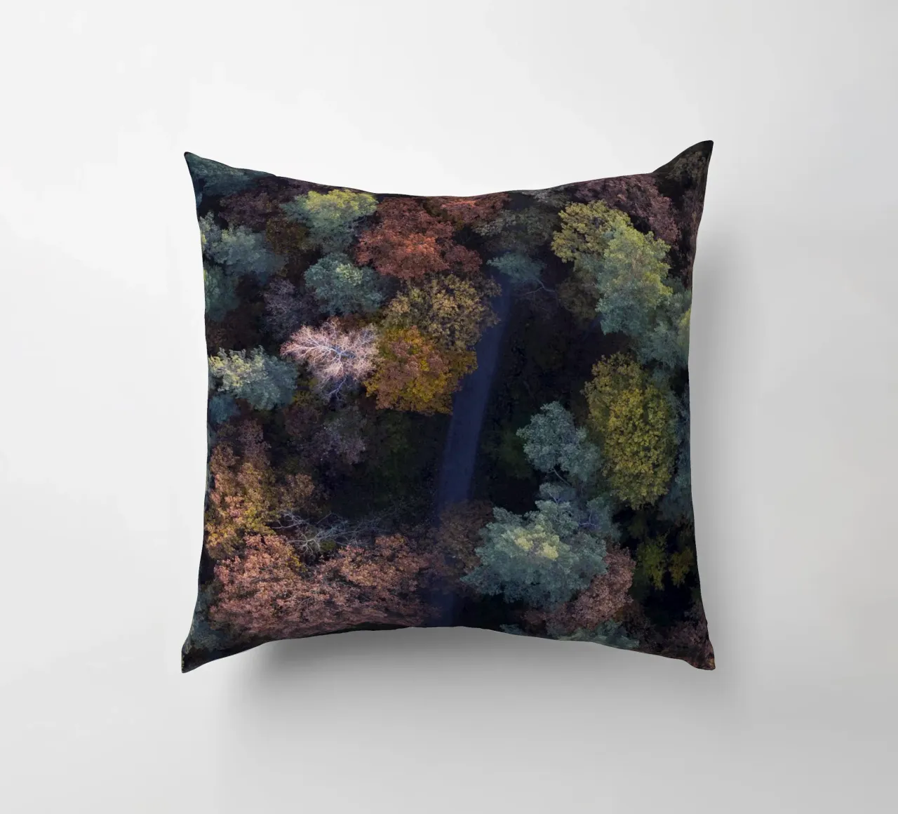 the walk through autumn forests cuscino da Studio Nahili