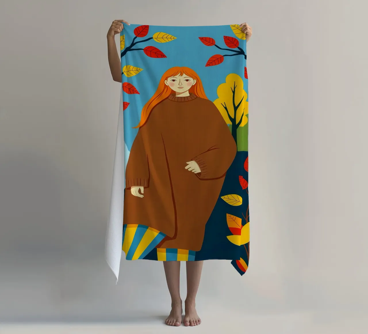 Donna che indossa un accogliente maglione in autunno e nella stagione autunnale telo mare da ARTOMATIC