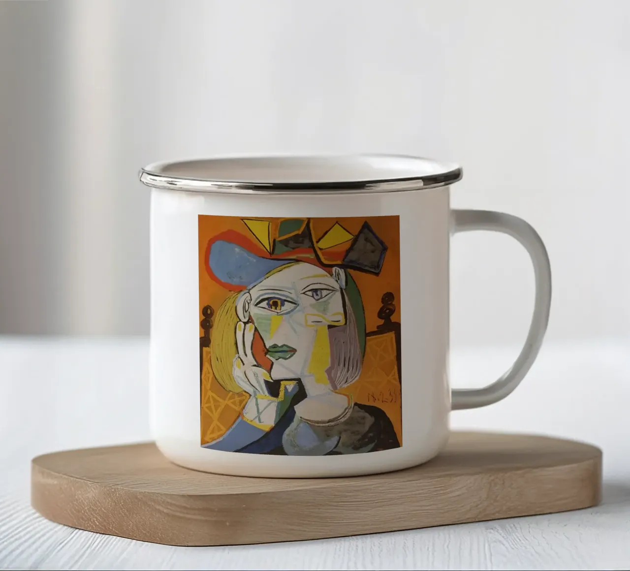 donna che indossa un elegante cappello haya picasso tazza in smalto da eternal nino