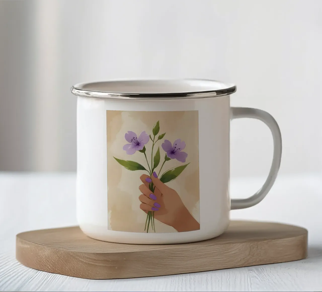 una mano che tiene due delicati fiori viola tazza in smalto da Bloom And Brush