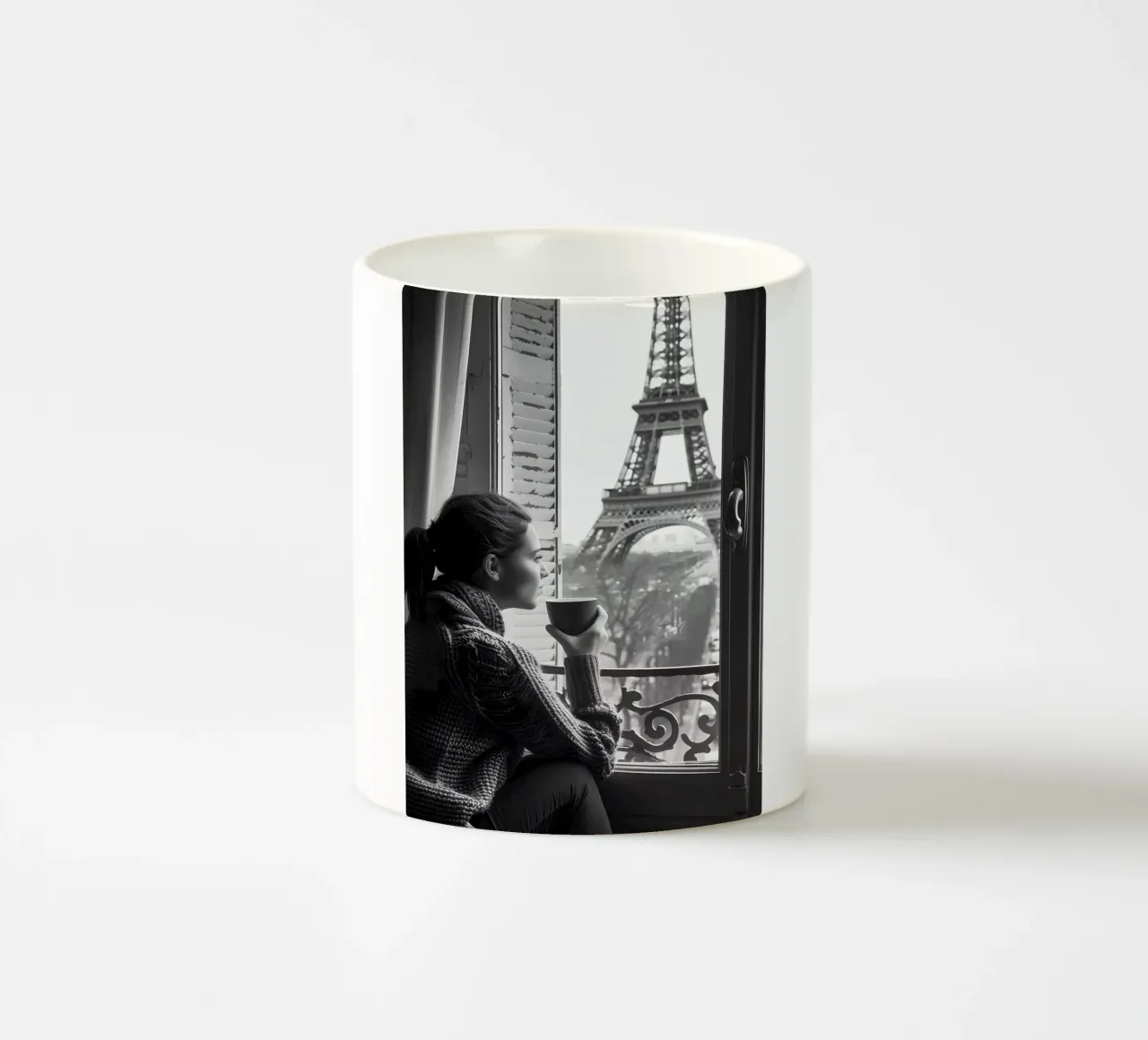 Kaffeepause in Paris Keramik Tasse von M-Ulrich-Digital Art