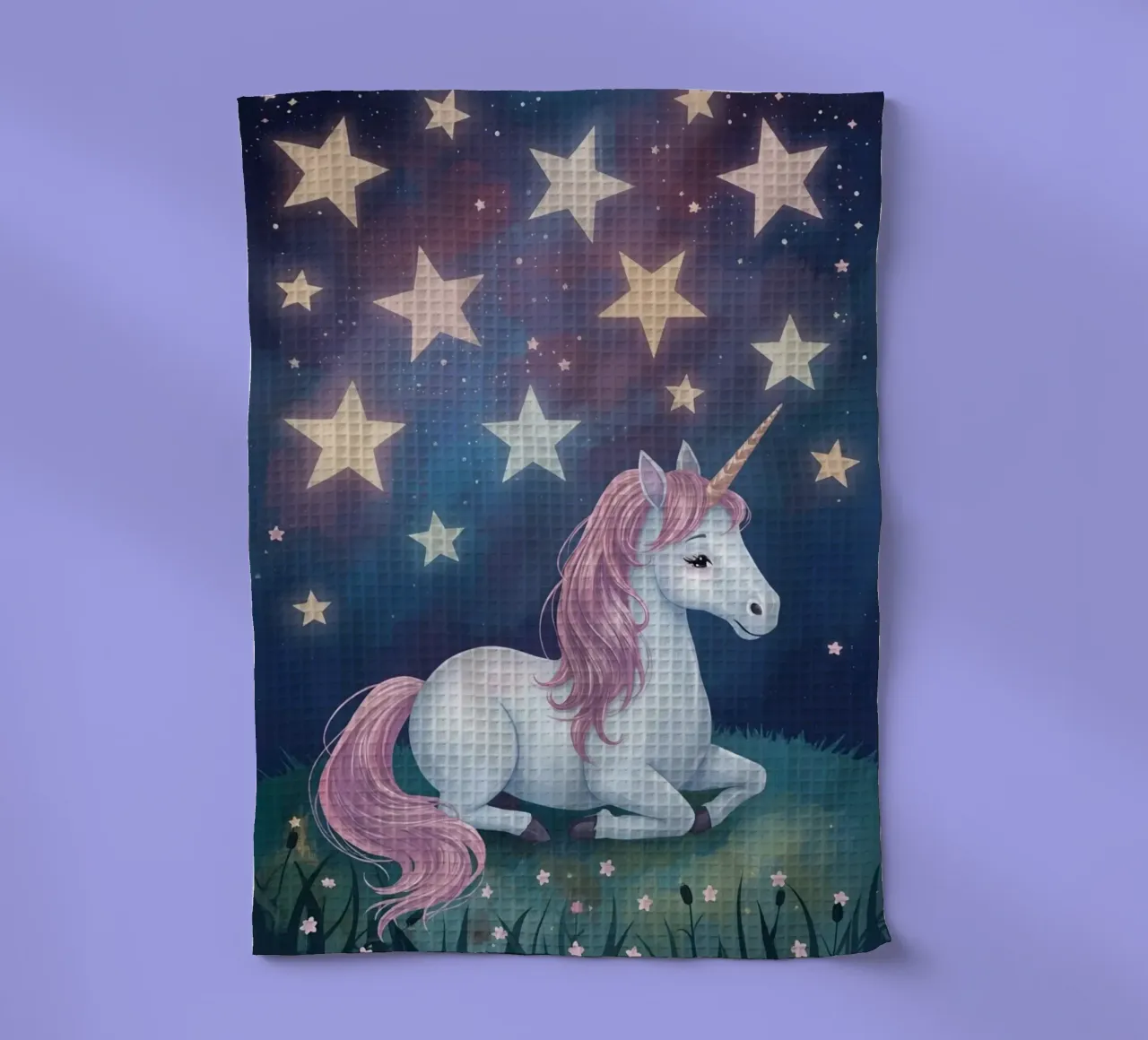 Mignonne licorne blanche se reposant sous un ciel étoilé torchon de DesignDoodle