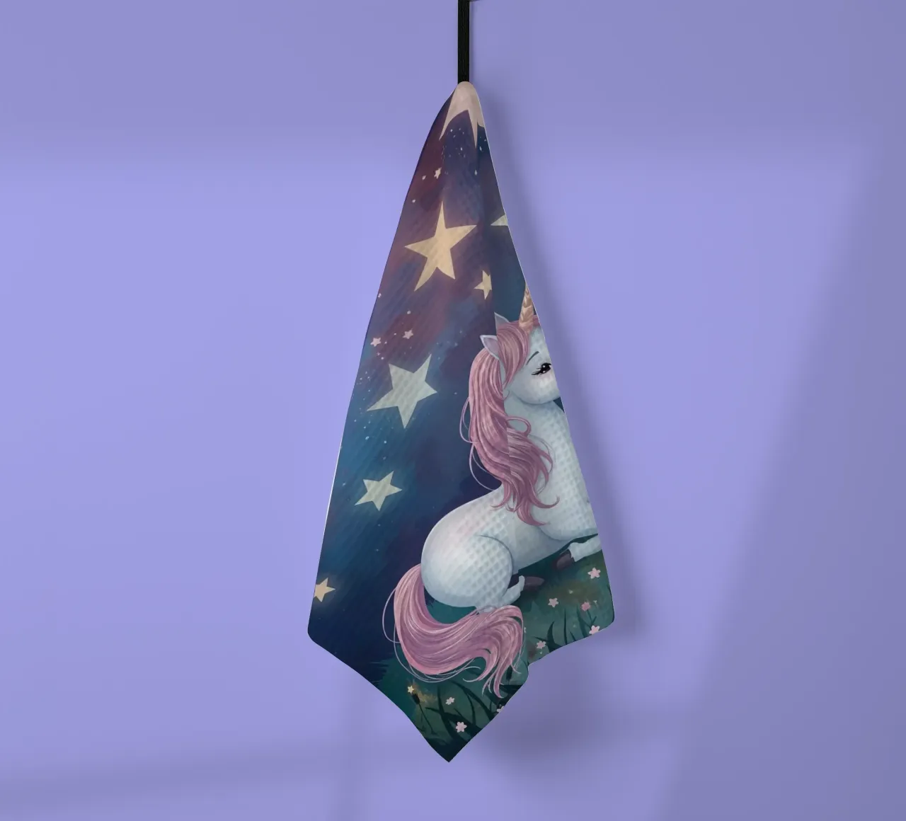 Mignonne licorne blanche se reposant sous un ciel étoilé torchon de DesignDoodle