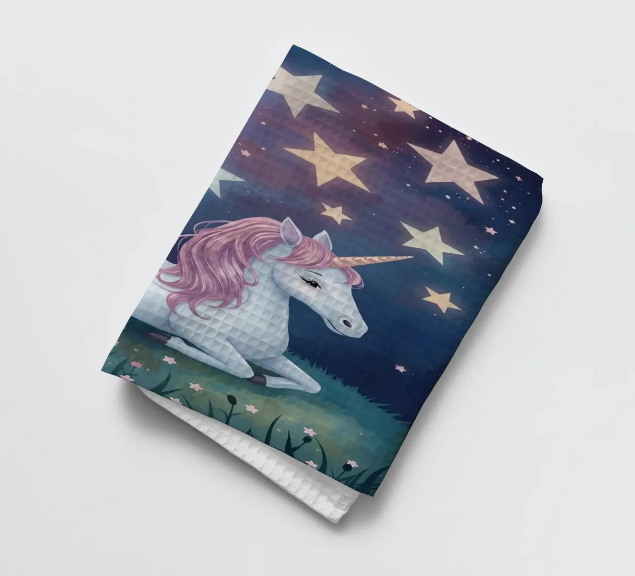 Mignonne licorne blanche se reposant sous un ciel étoilé torchon de DesignDoodle