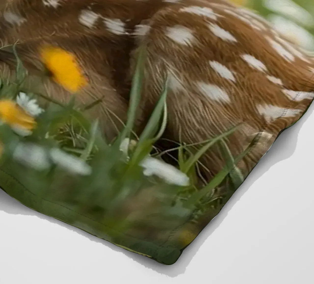 Un cerbiatto simpatico in un campo di fiori selvatici coperta in pile da DesignDoodle