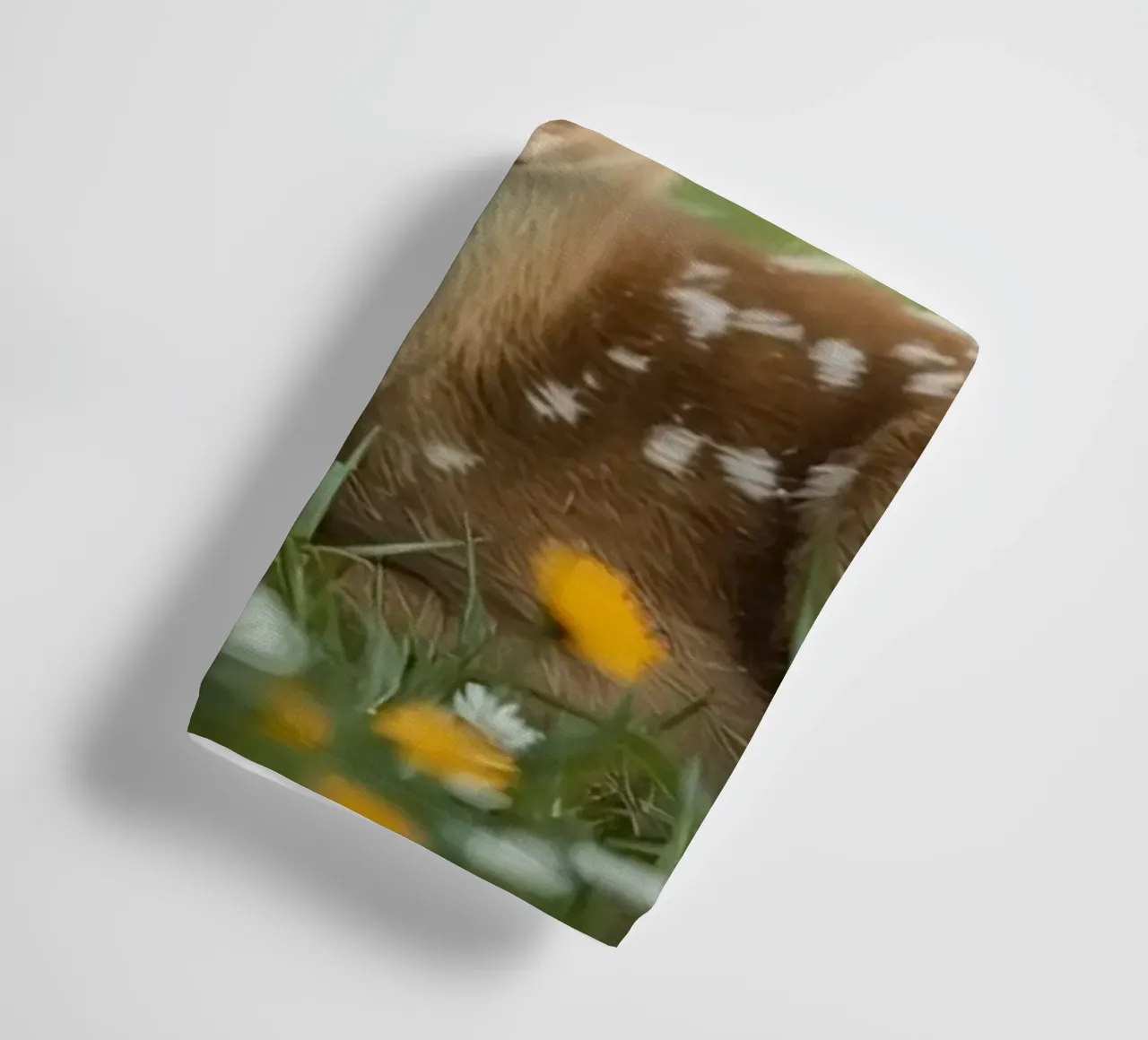 Un cerbiatto simpatico in un campo di fiori selvatici asciugamano da bagno da DesignDoodle