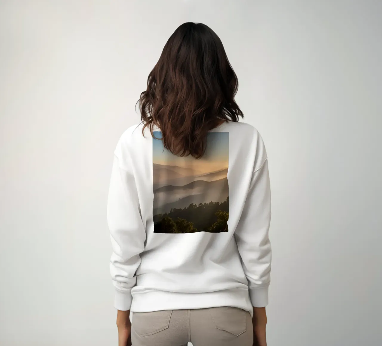Alba su montagne e foreste nebbiose felpa da DesignDoodle