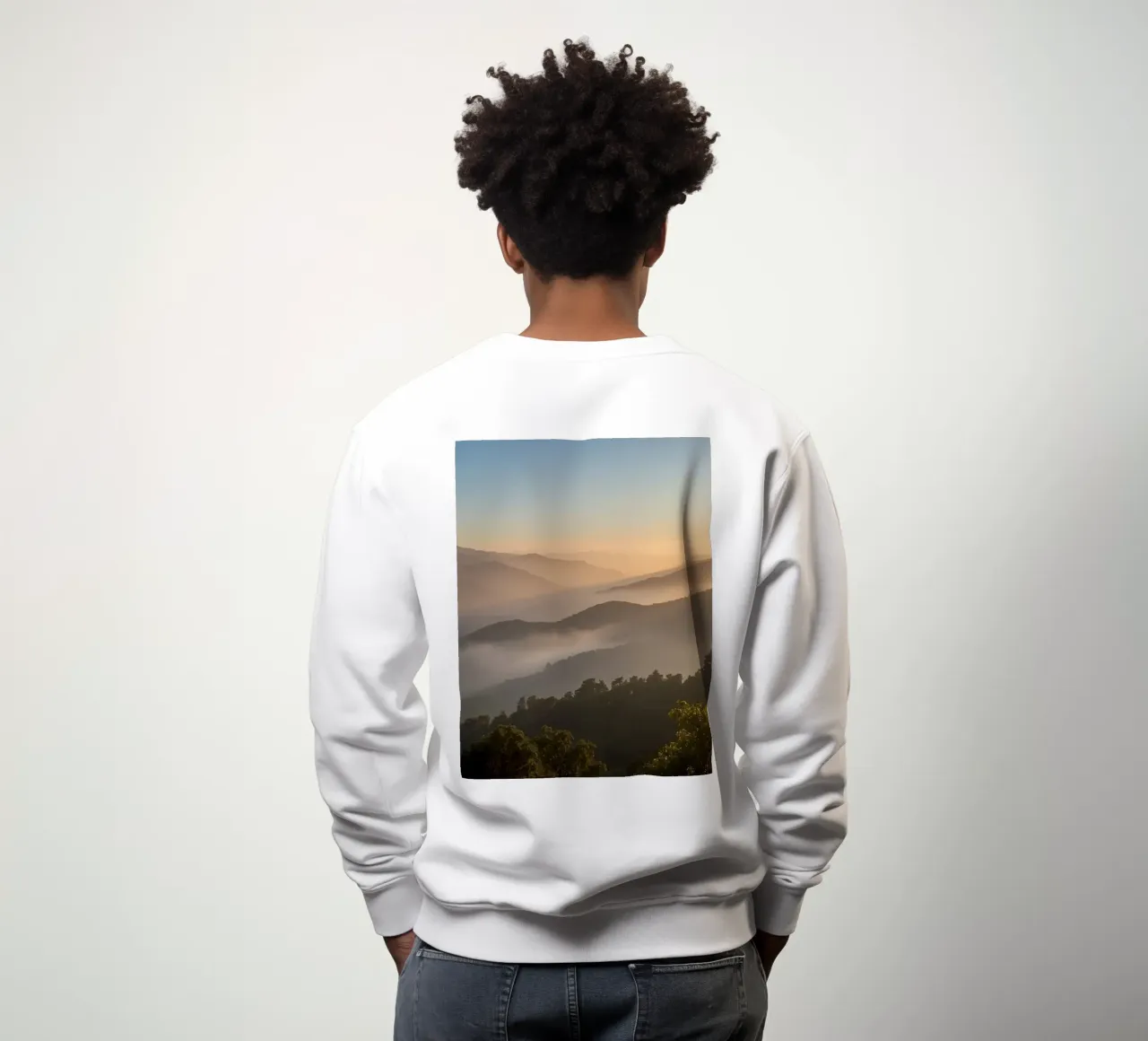 Alba su montagne e foreste nebbiose felpa da DesignDoodle