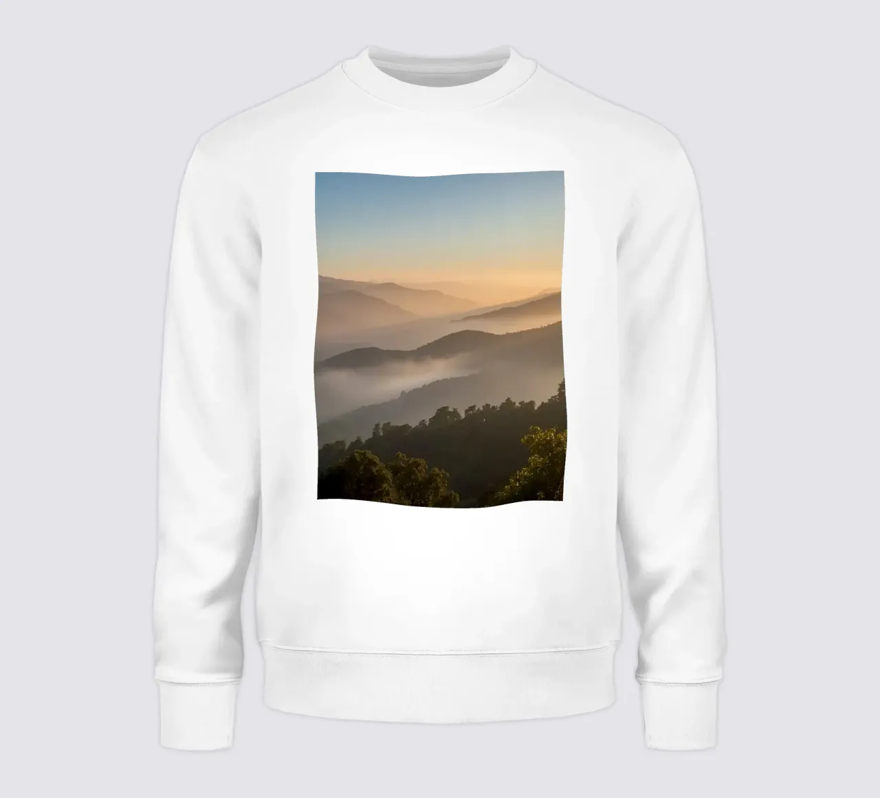 Alba su montagne e foreste nebbiose felpa da DesignDoodle