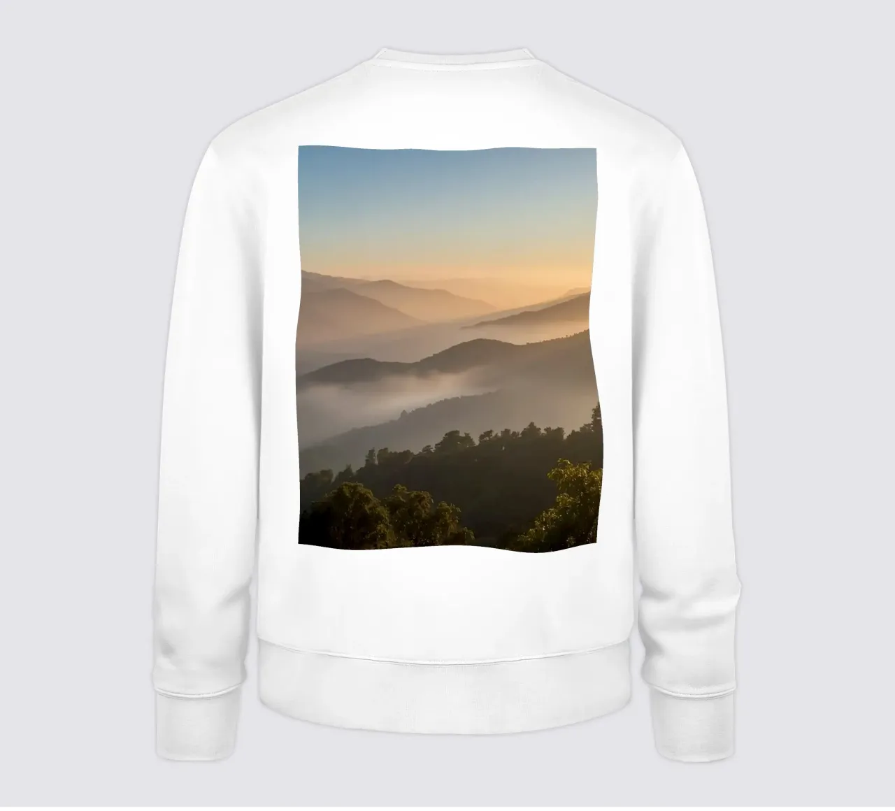 Alba su montagne e foreste nebbiose felpa da DesignDoodle