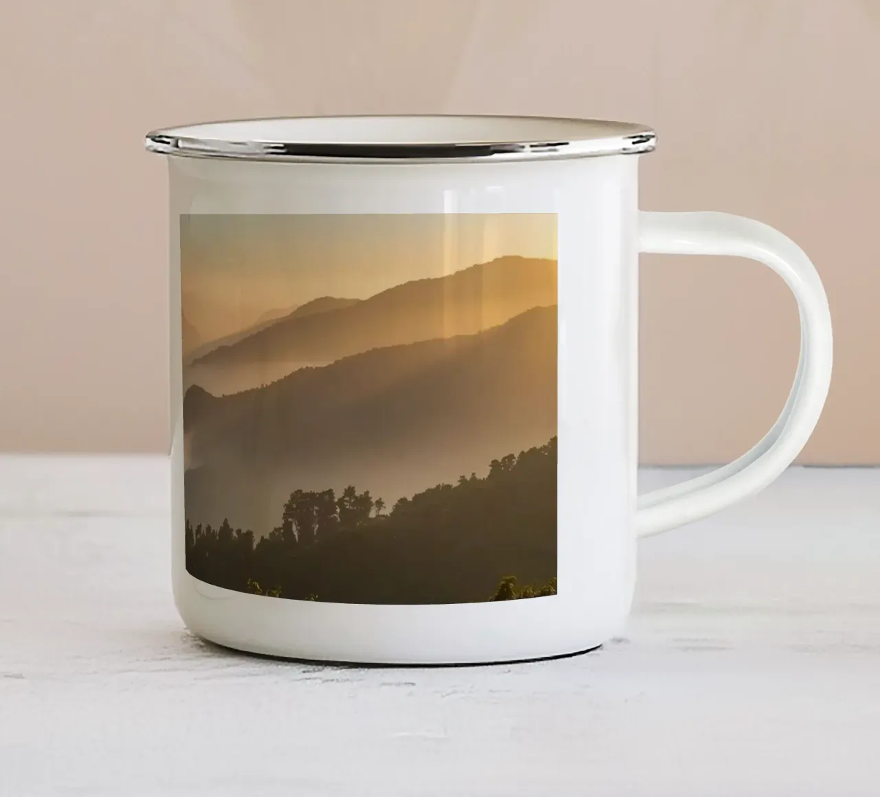 Alba su montagne e foreste nebbiose tazza in smalto da DesignDoodle