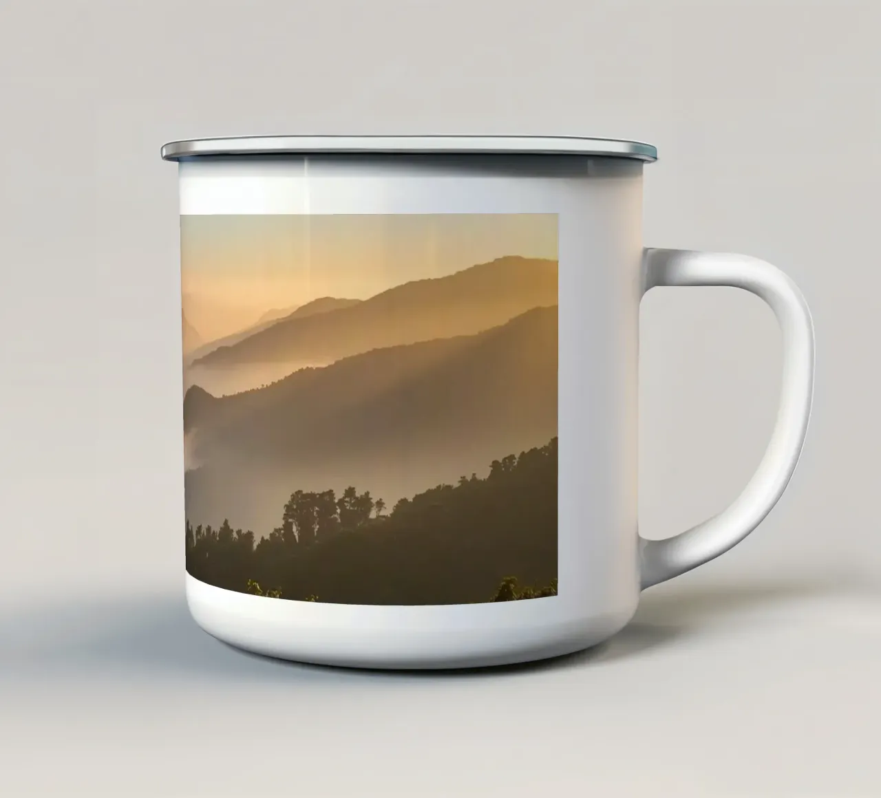 Alba su montagne e foreste nebbiose tazza in smalto da DesignDoodle