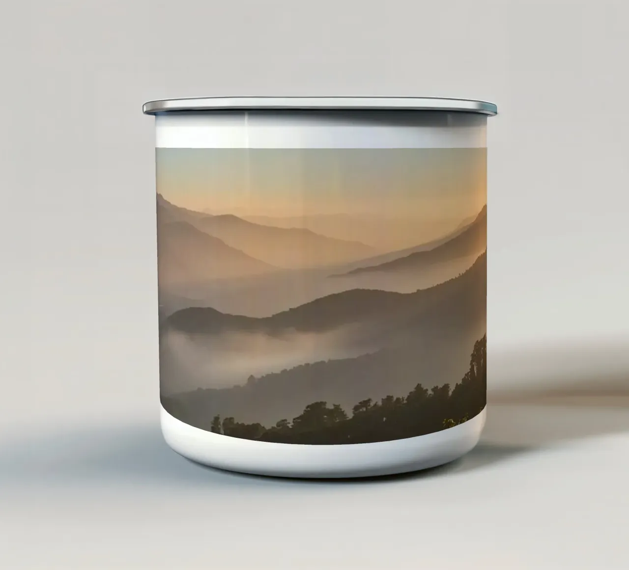 Alba su montagne e foreste nebbiose tazza in smalto da DesignDoodle
