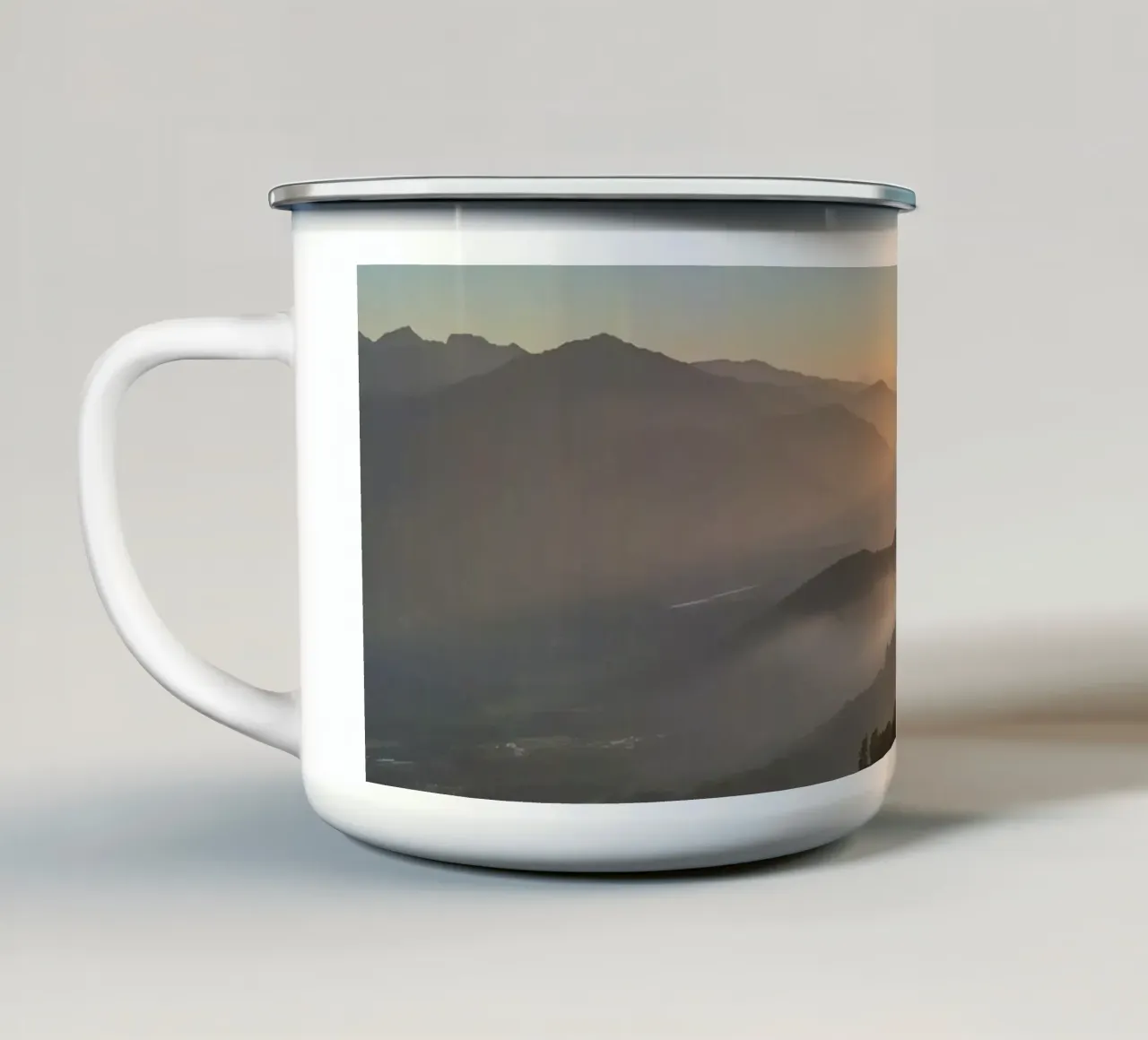 Alba su montagne e foreste nebbiose tazza in smalto da DesignDoodle