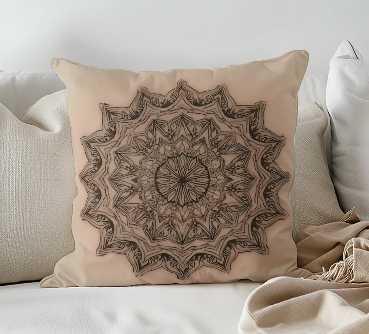 Mandala simmetrico su sfondo color pesca cuscino da DesignDoodle