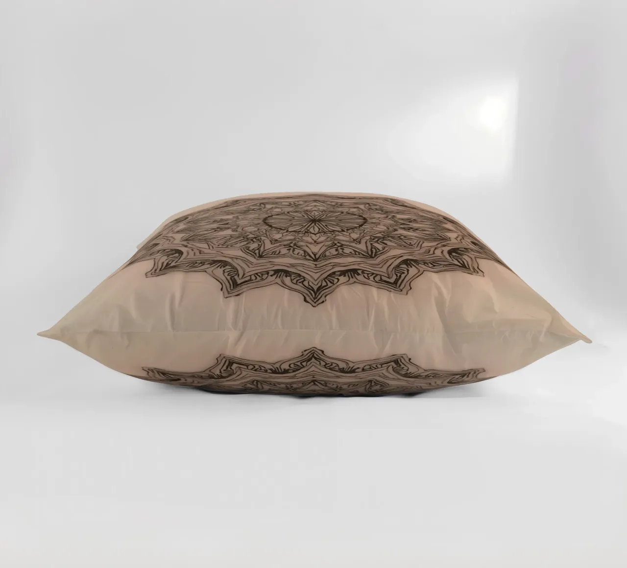 Mandala simmetrico su sfondo color pesca cuscino da DesignDoodle
