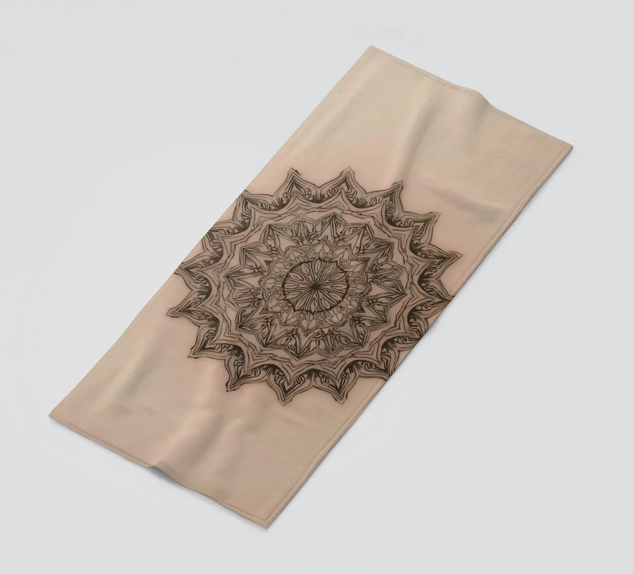 Mandala simmetrico su sfondo color pesca telo mare da DesignDoodle