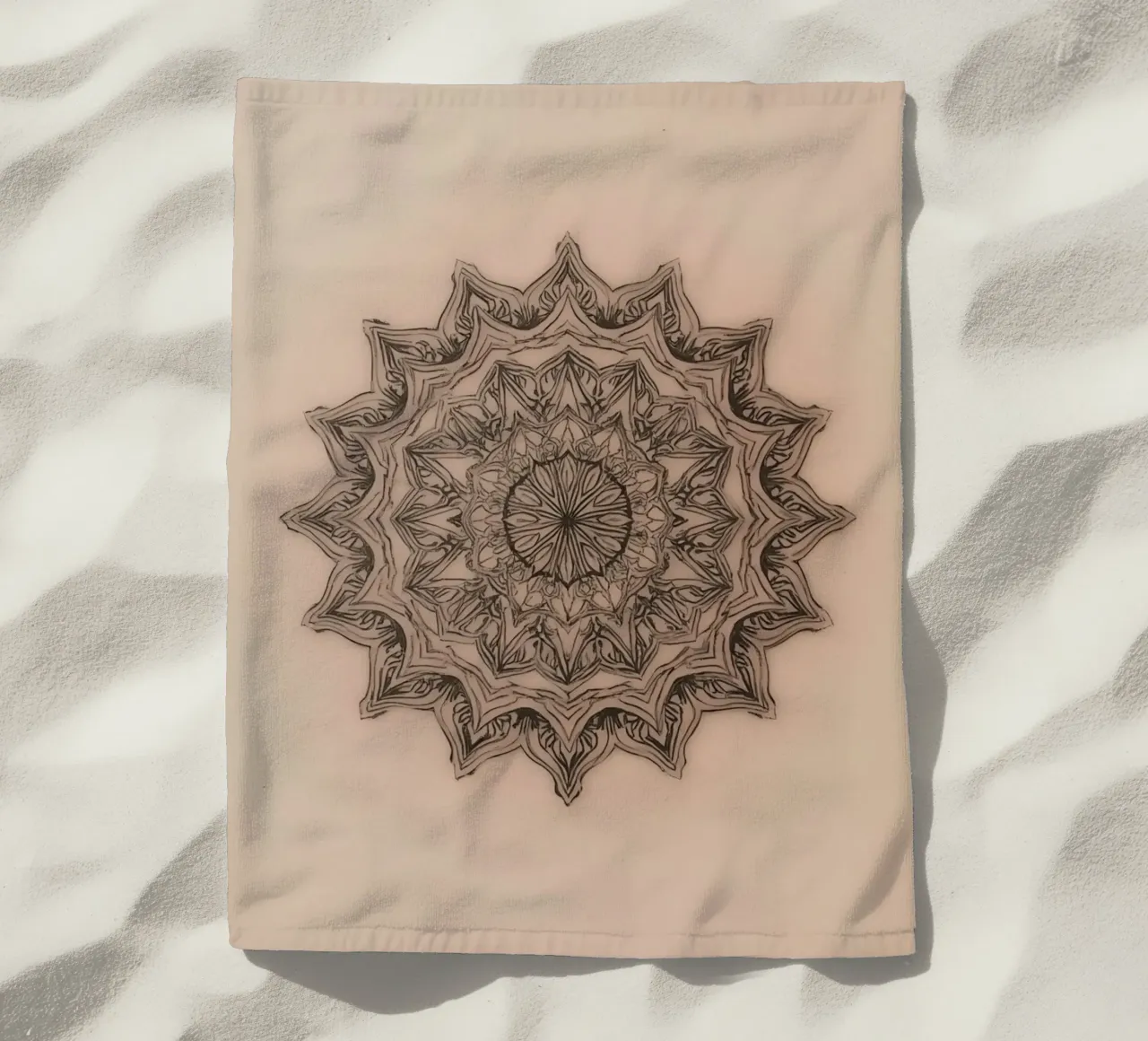 Mandala simmetrico su sfondo color pesca telo mare da DesignDoodle