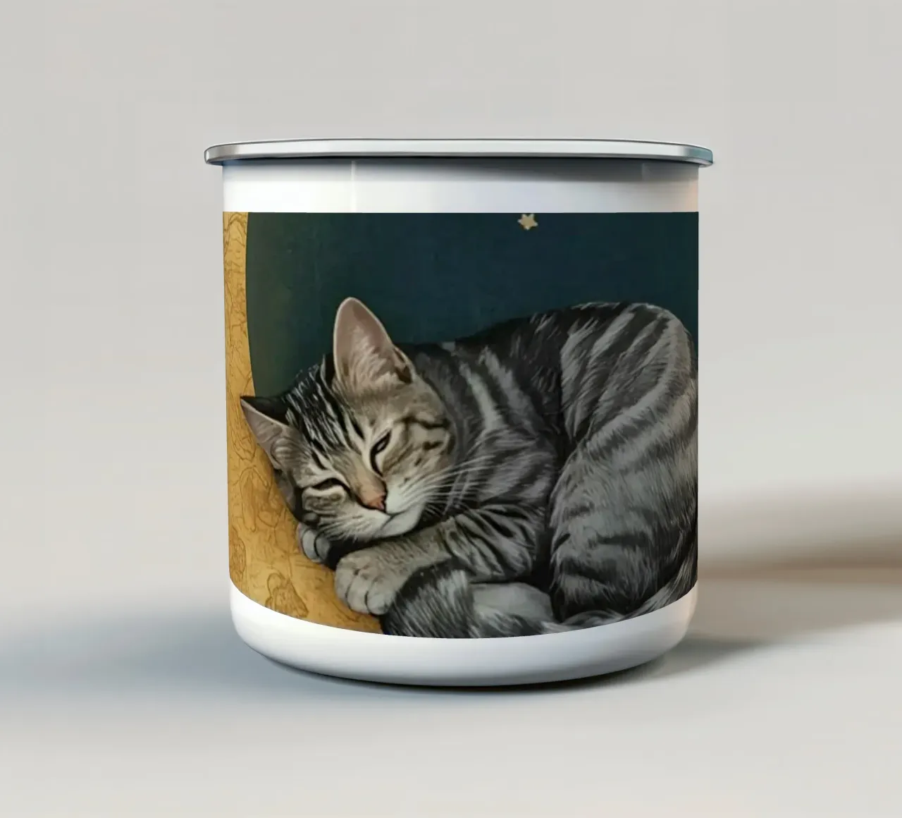 Gatto soriano che dorme sulla luna crescente tazza in smalto da DesignDoodle