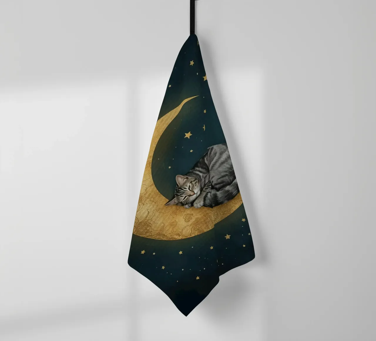Chat tabby dormant sur un croissant de lune torchon de DesignDoodle
