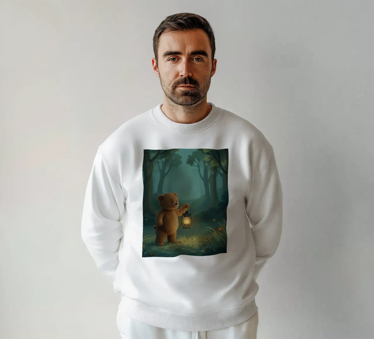 Orsacchiotto smarrito che tiene una lanterna nella foresta felpa da DesignDoodle