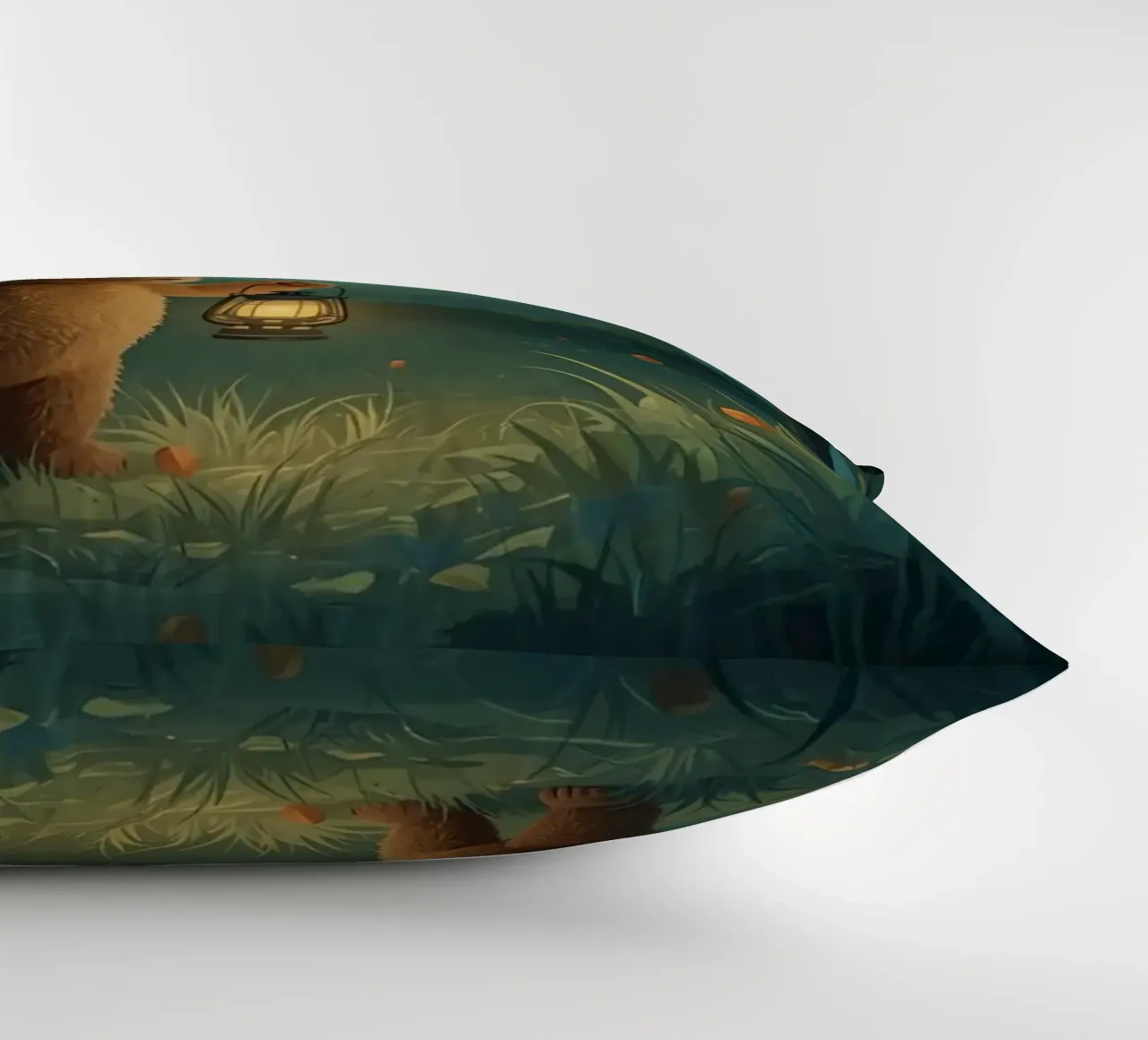 Orsacchiotto smarrito che tiene una lanterna nella foresta cuscino da DesignDoodle
