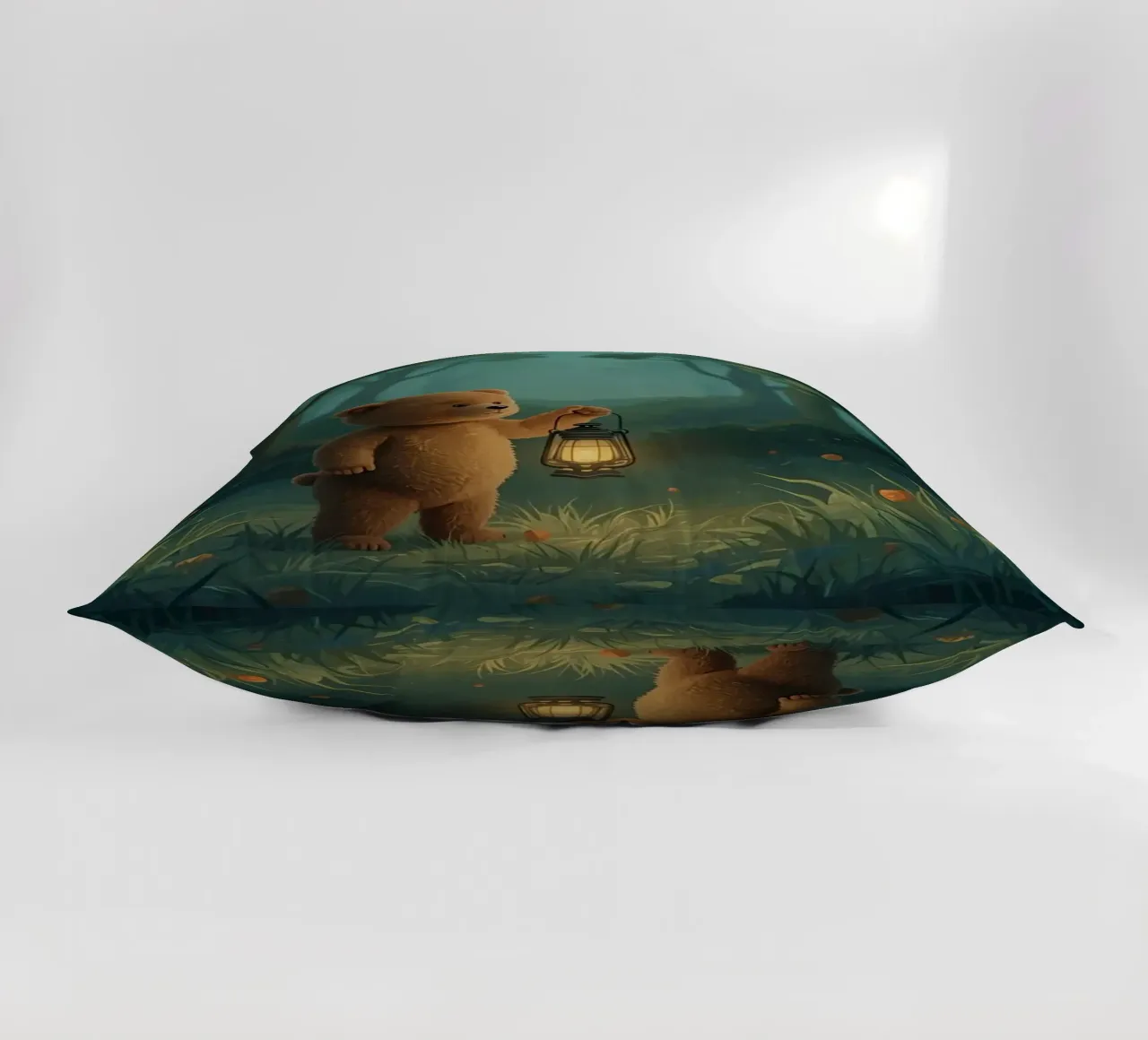 Orsacchiotto smarrito che tiene una lanterna nella foresta cuscino da DesignDoodle
