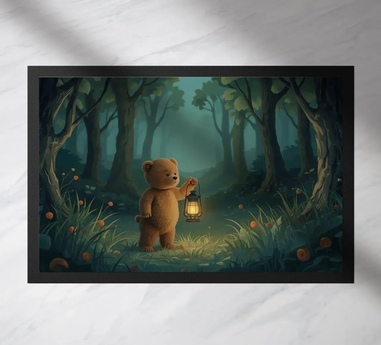 Orsacchiotto smarrito che tiene una lanterna nella foresta zerbino da DesignDoodle