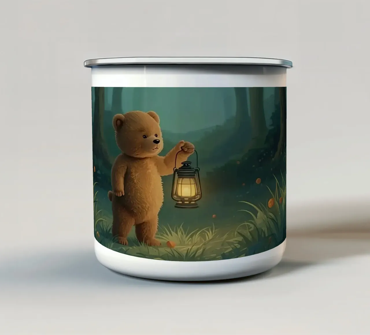 Orsacchiotto smarrito che tiene una lanterna nella foresta tazza in smalto da DesignDoodle