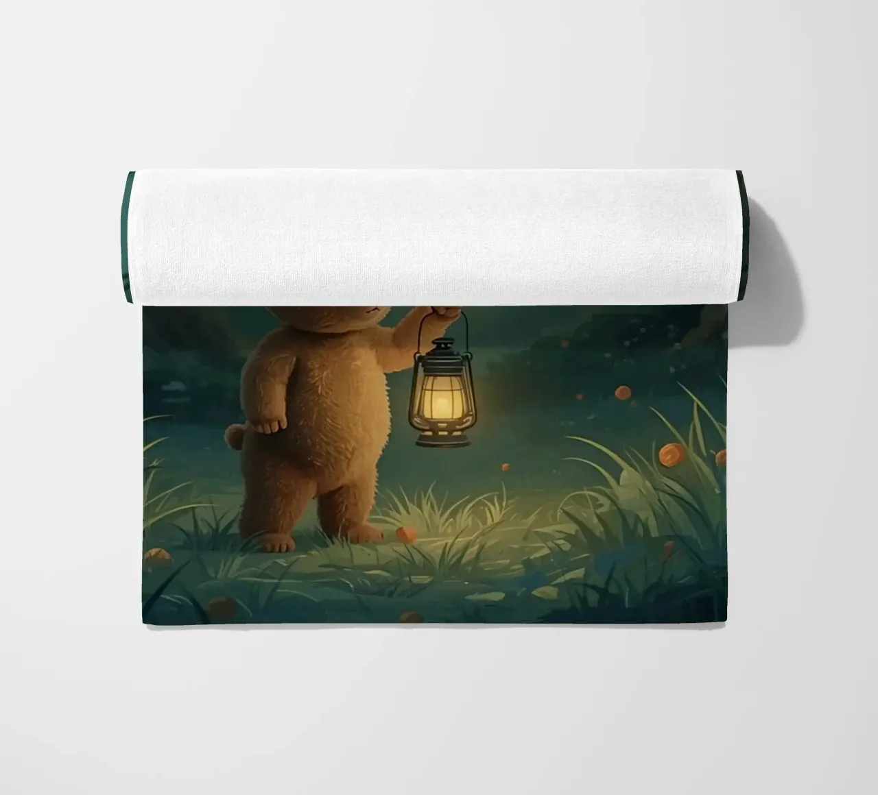Orsacchiotto smarrito che tiene una lanterna nella foresta telo mare da DesignDoodle