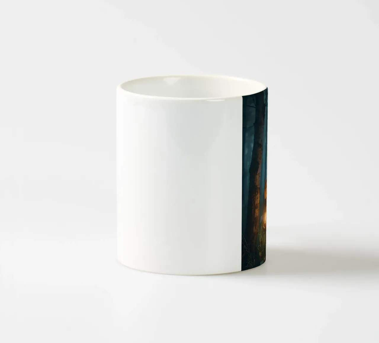 Orsetto curioso con lanterna nella foresta tazza in ceramica da DesignDoodle
