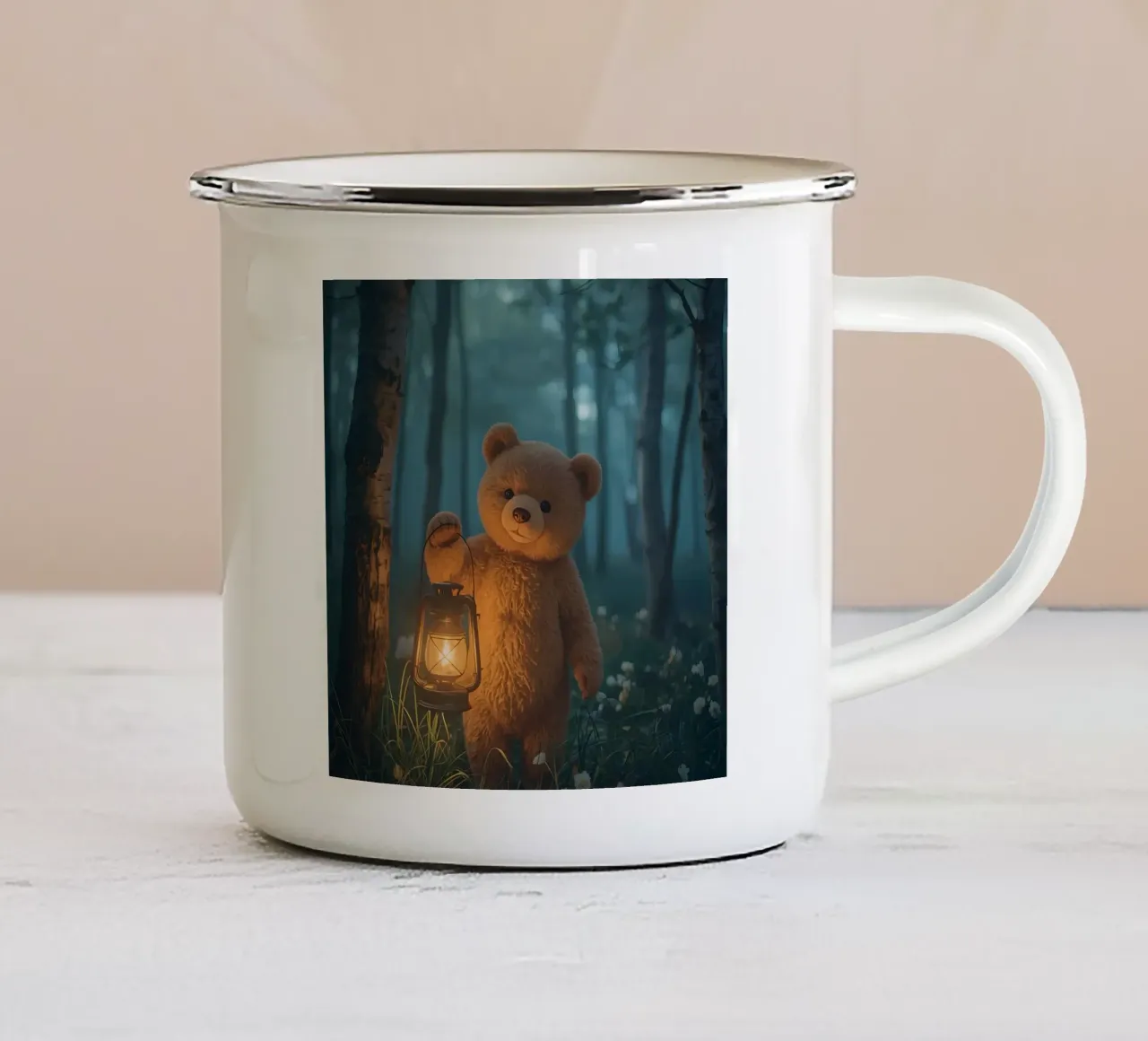 Orsetto curioso con lanterna nella foresta tazza in smalto da DesignDoodle