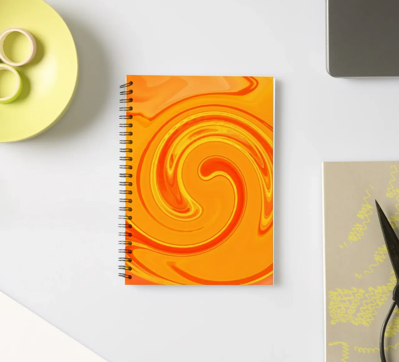 Motif dynamique abstrait en jaune, orange et rouge. carnet à spirale de Something for you