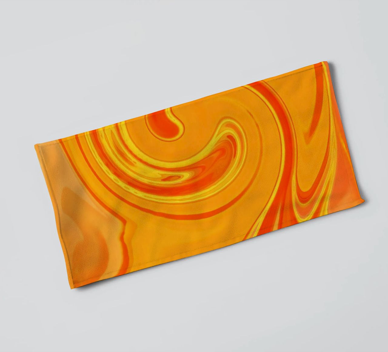 Motif dynamique abstrait en jaune, orange et rouge. serviette de bain de Something for you