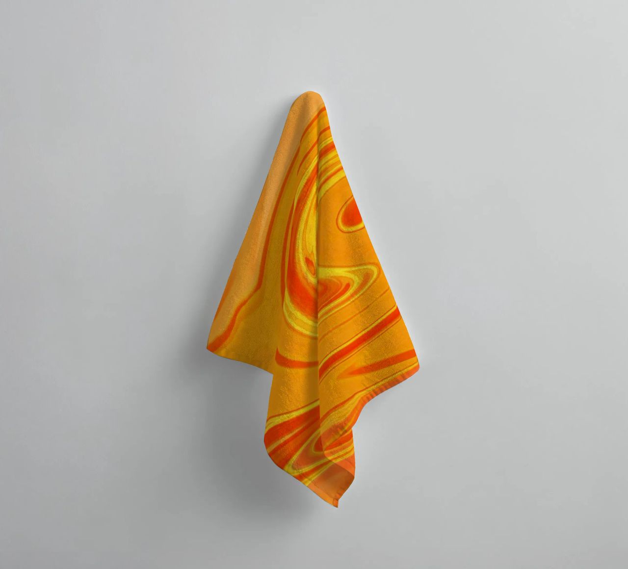 Motif dynamique abstrait en jaune, orange et rouge. serviette de bain de Something for you