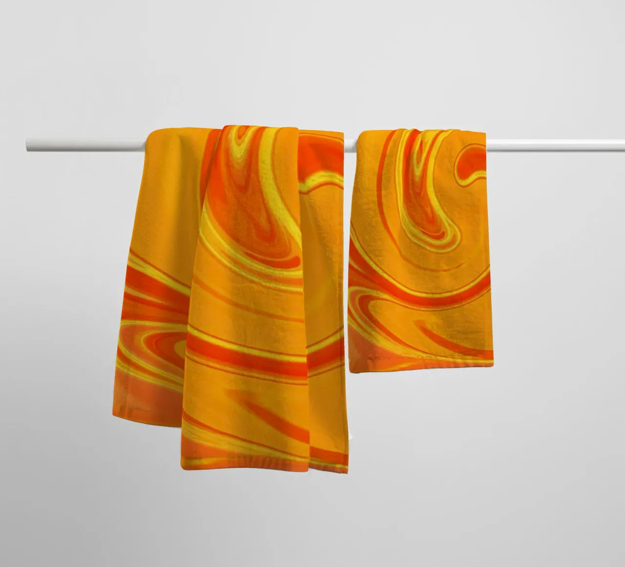 Abstraktes dynamisches Muster in gelb, orange und rot. Handtuch von Something for you